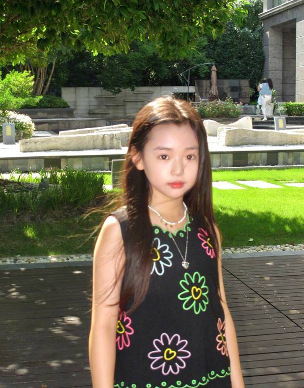 小酒窝镜头前超大方。