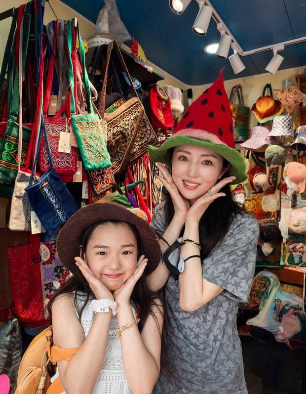 董璇与女儿小酒窝可爱合照。