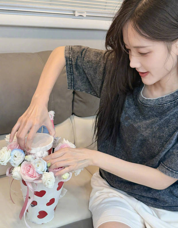 搜狐娱乐讯 8月7日，李一桐在社交平台分享自己制作“奶茶花”的照片，照片里她穿着灰色上衣，认真diy奶茶。
