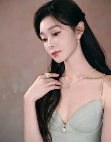 搜狐娱乐讯 8月22日，宋轶在社交媒体平台上晒出一组美照，身穿吊带裙的她身材细长，锁骨精致。