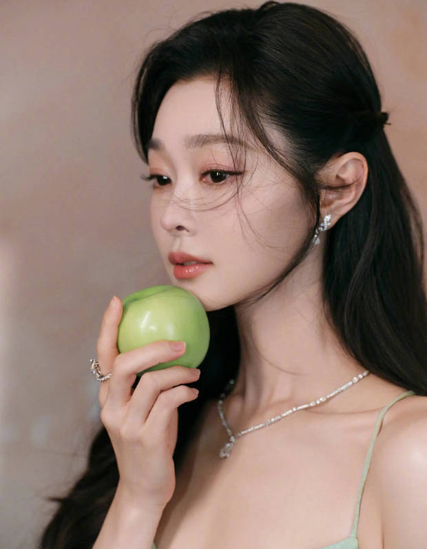 宋轶下颌线优越。