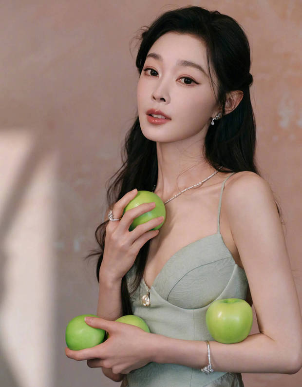 宋轶看向镜头，眼眸深邃。