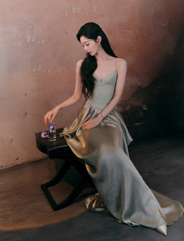 宋轶坐姿优雅。