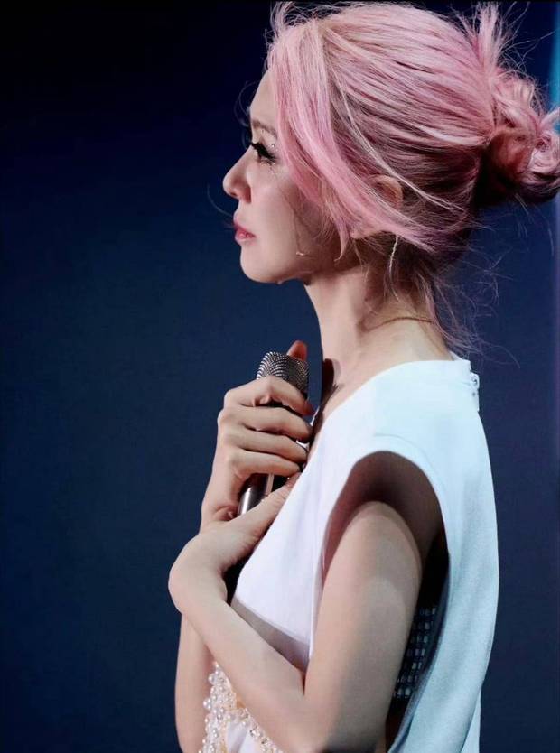 搜狐娱乐讯 9月2日，薛凯琪的一组美照爆出，图中，薛凯琪粉发盘起，身着白色上衣，手持话筒，侧颜精致流露温婉气质。