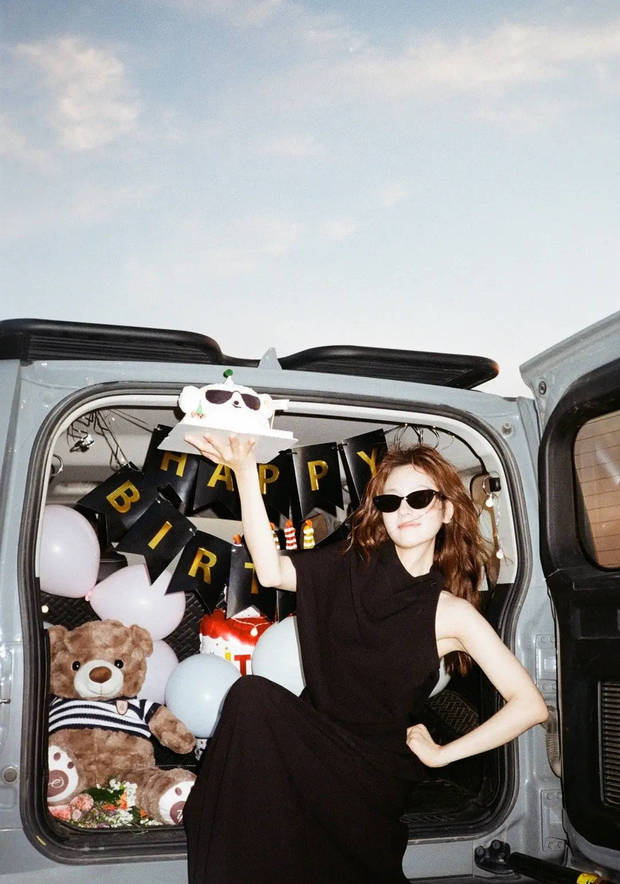 李兰迪在荒漠中手举蛋糕好萌。