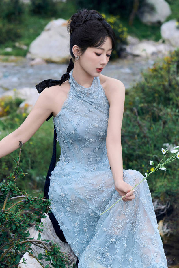 杨紫微微低头，姿态优雅。