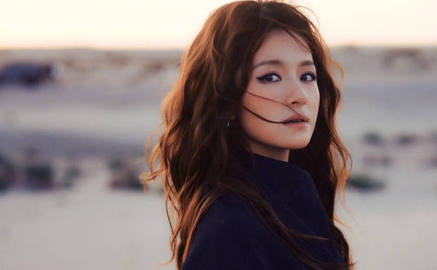 李兰迪画烟熏妆眼神有戏。