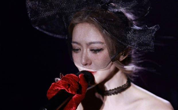 薛凯琪含泪演唱，令人动容。