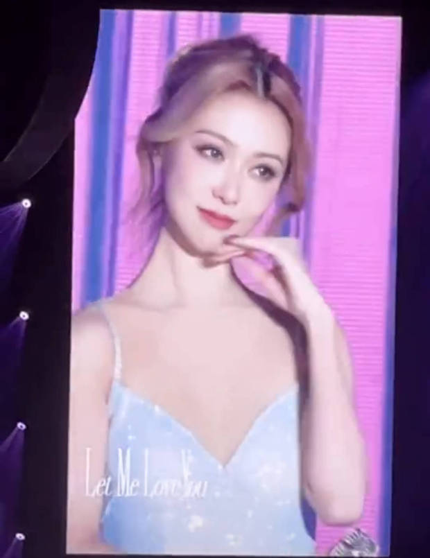 薛凯琪眼神灵动，温柔妩媚。