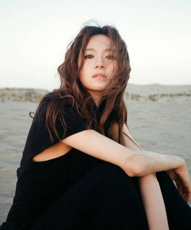 李兰迪身材纤细。