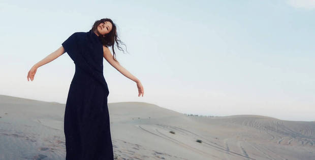 搜狐娱乐讯 近日，李兰迪晒出一组自己的生日大片，只见她在荒漠中行走。