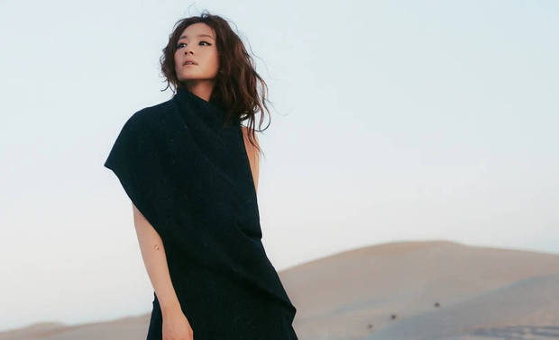 李兰迪望向远方。