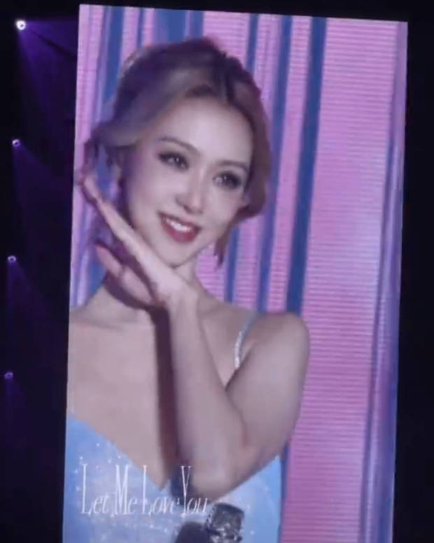 薛凯琪擦泪水，优雅迷人。