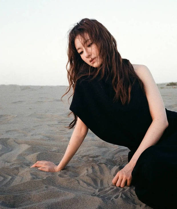 李兰迪微微低头。