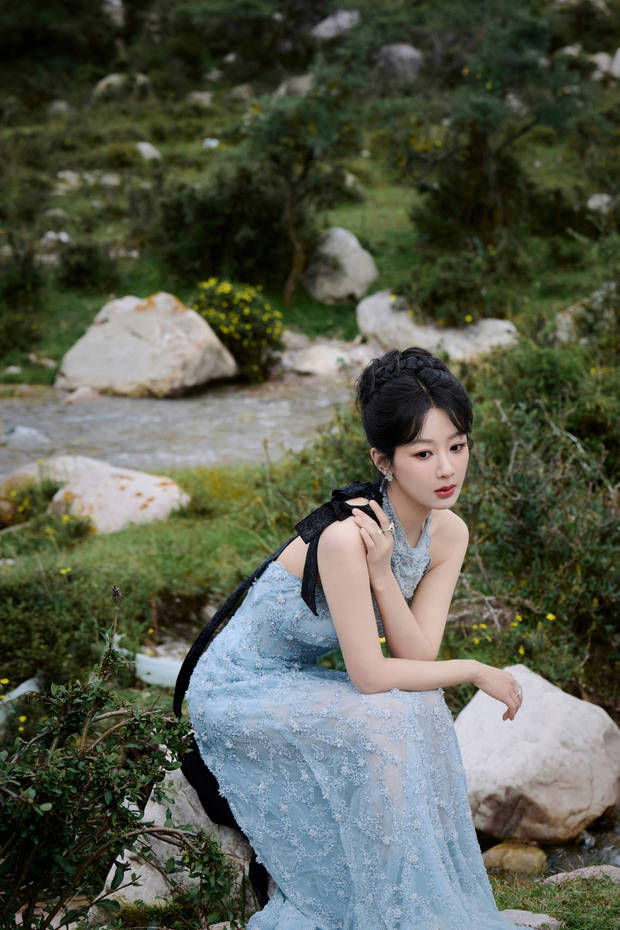 杨紫胳膊纤细。