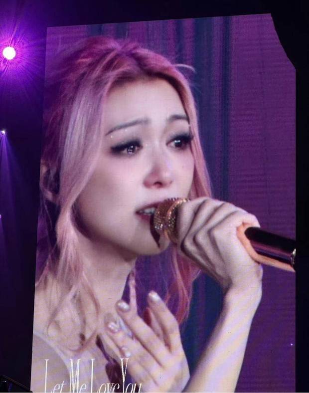 薛凯琪眼中带泪惹人怜爱。