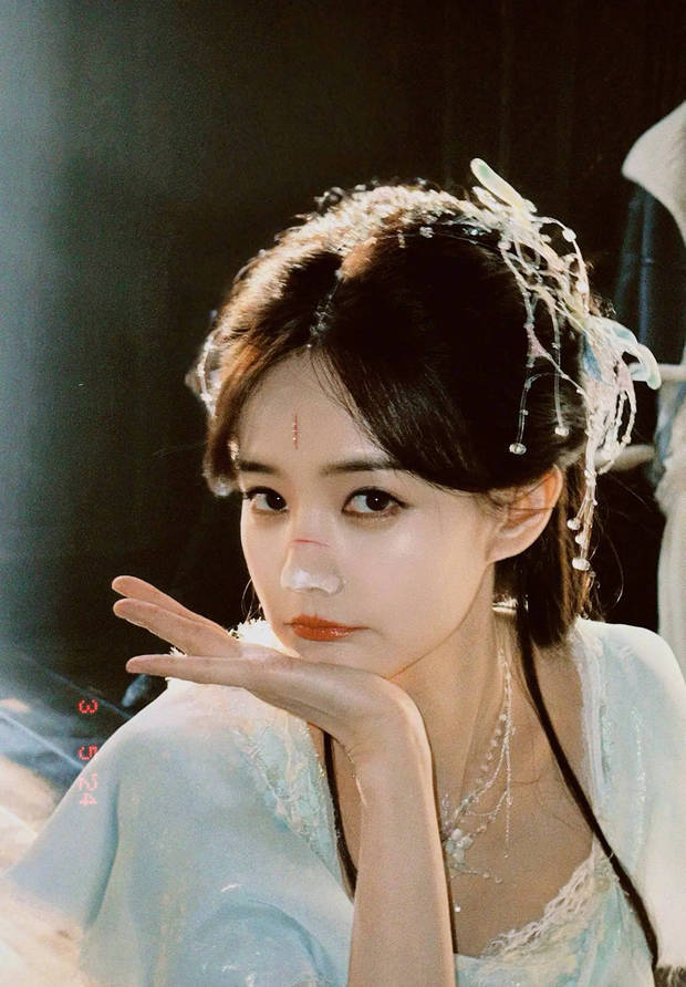 搜狐娱乐讯 近日，李一桐在社交平台分享了一组随拍美照。她身着浅蓝古装，头戴精致发饰，妆容俏皮，眼神灵动。