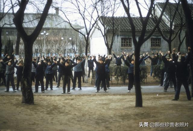 70年代北京老照片：那时候人们生活很简单，一碗水饺才两毛钱