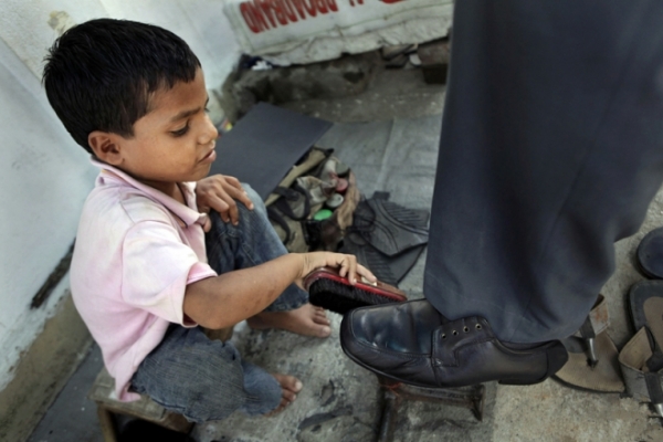 实拍印度儿童的悲惨生活：六岁开始打工，和大人一样在工地干活(2)