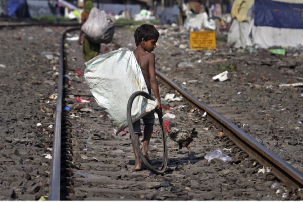 实拍印度儿童的悲惨生活：六岁开始打工，和大人一样在工地干活(2)