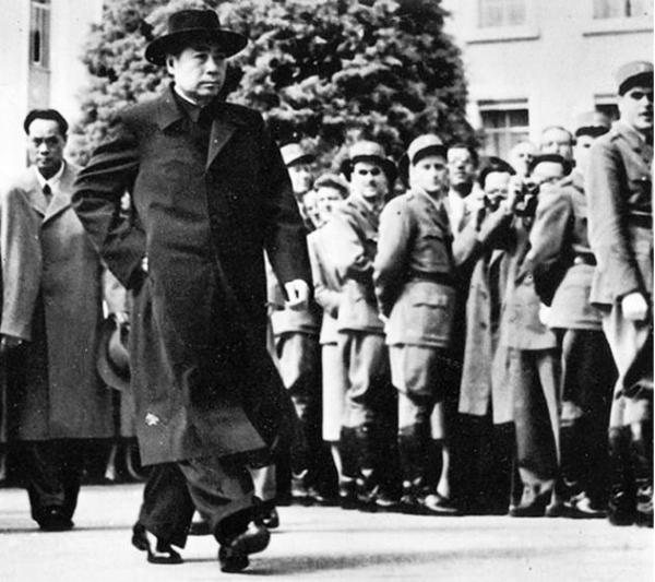 日内瓦会议中国代表团全体黑色制服，被当成牧师市民脱帽行礼