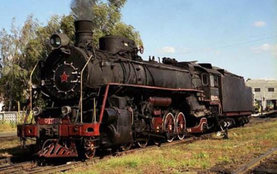 哈尔科夫工厂一边生产蒸汽机车，一边生产坦克