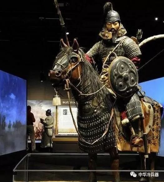 纯铁盔甲在冲锋途中(尤其是骑兵冲锋)只对弓箭或者由轻弩具有防护作用