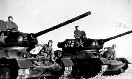 志愿军揭开英军坦克，往里丢手榴弹，到处都喊川话“揭盖盖”(3)