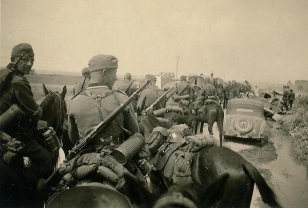 卫国战争初期苏军的惨败，是因为德军太强，还是苏军的自身问题？