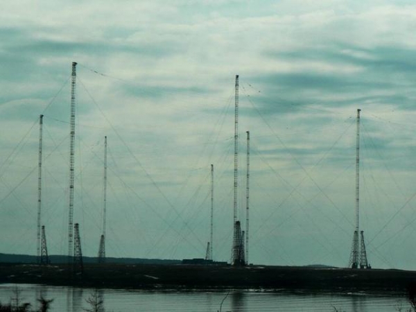 首先长波电台需要极其庞大的天线设备,长波电台的天线总长动辄几十