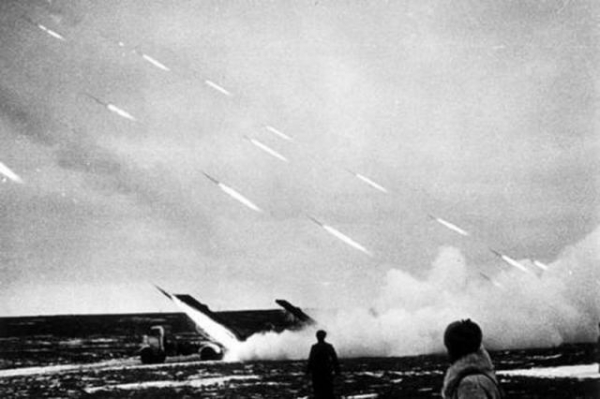 德军梦魇“喀秋莎”，10秒内一次性发射16枚火箭弹，齐射场面震撼