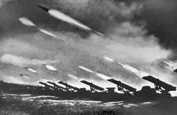 德军梦魇“喀秋莎”，10秒内一次性发射16枚火箭弹，齐射场面震撼