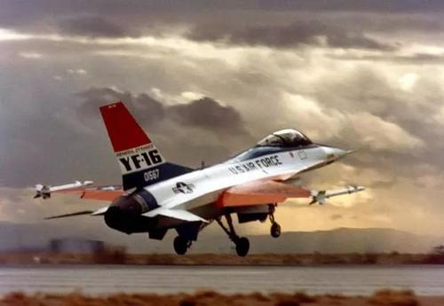设计怪才嘲讽：F111是“带翅膀的猪”，联手造F16，成最畅销战机(3)