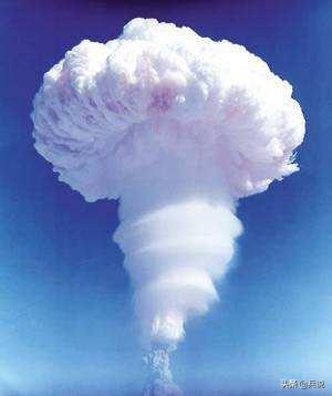 新中国首次甩投氢弹，出了意外：氢弹未出舱！飞行员三种选择