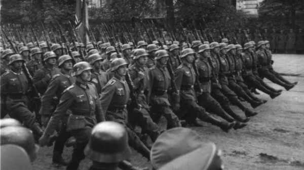 面对苏联二百五十万红军，德国七百万军队为何纷纷投降？
