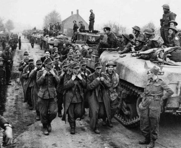 面对苏联二百五十万红军，德国七百万军队为何纷纷投降？