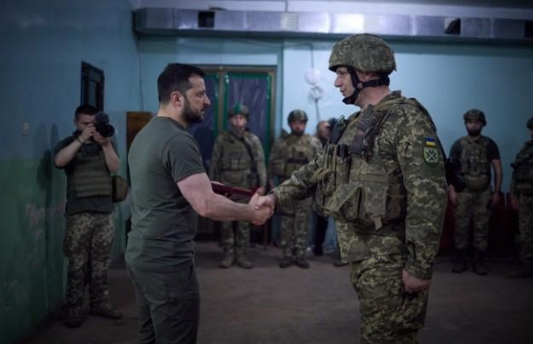 乌克兰总统26日视察在巴赫穆特地区表现出色的武装部队，并向士兵颁发奖章 图自乌克兰总统府官网