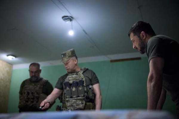 乌克兰总统26日视察在巴赫穆特地区表现出色的武装部队&nbsp;图自乌克兰总统府官网
