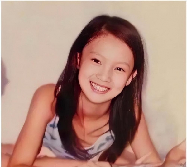 出生于山东济南舞蹈世家的金晨,因从小对父母的舞蹈演员工作耳濡目染