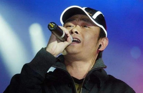 刀郎的《西海情歌》而爆红网络,那流利的中文唱腔,伤感而投入的表情