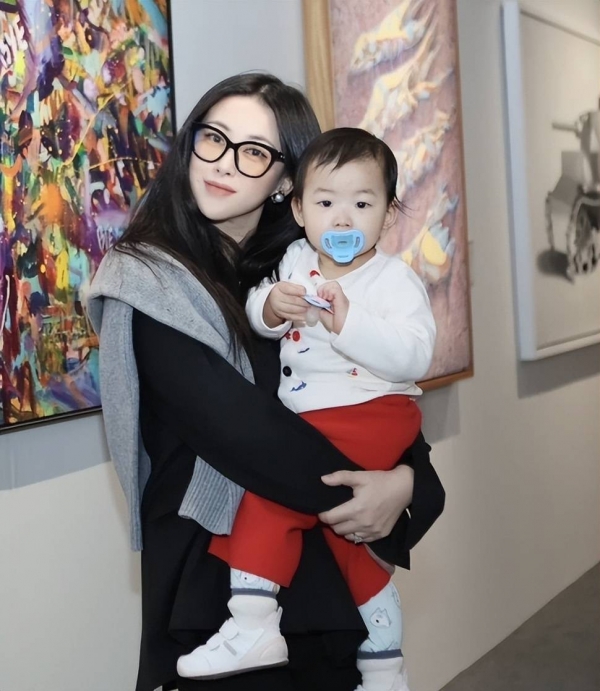 朱珠带娃看画展,1岁女儿帮妈妈拎4万元包包,保姆爱马仕t恤抢镜