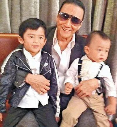 谢霆锋带长子澳洲滑雪,父子俩如复制粘贴,网友曝私下一直有见面