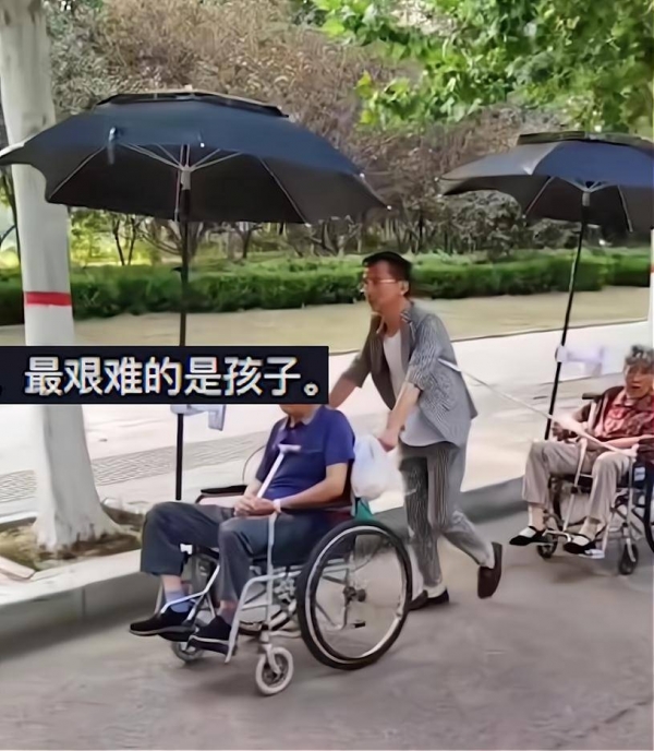 怎么推轮椅独生子推两个轮椅照顾父母双亲，亲力亲为7个月差点崩溃：好无奈_https://www.jmylbn.com_新闻资讯_第2张