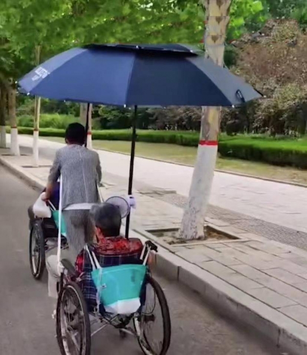 怎么推轮椅独生子推两个轮椅照顾父母双亲，亲力亲为7个月差点崩溃：好无奈_https://www.jmylbn.com_新闻资讯_第3张