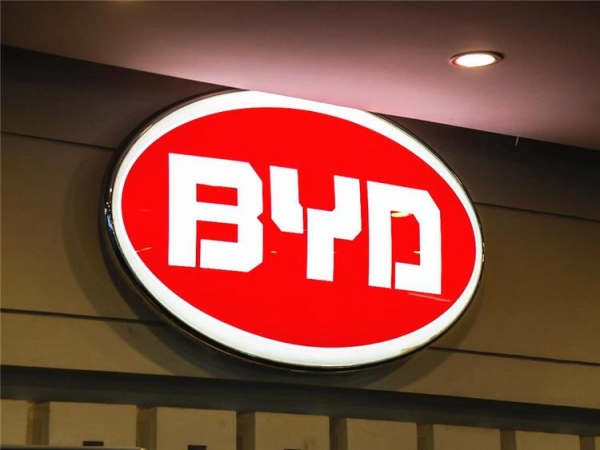 比亚迪终于不再"byd"?新标一出,网友眼前一亮:王传福开窍了