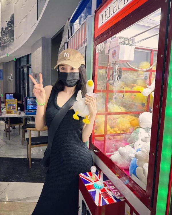 杨幂童心未泯夹娃娃活蹦乱跳可爱如初恋助理现场传功超有趣