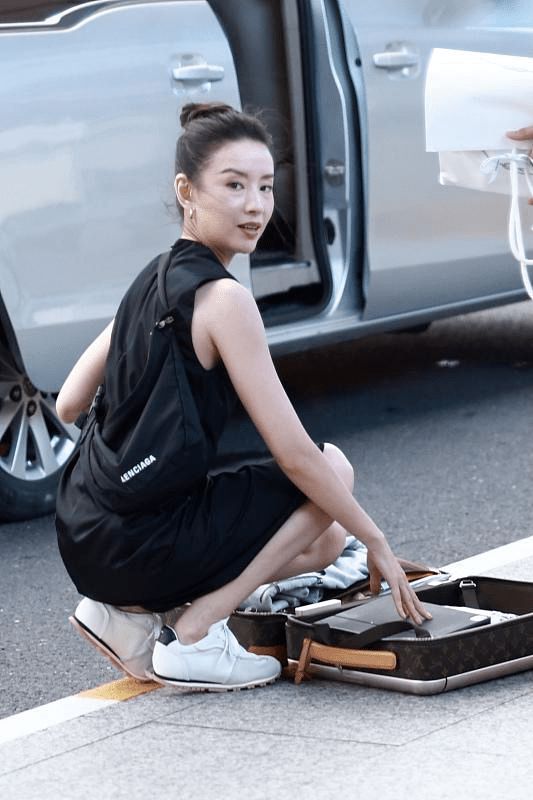 董洁现身街头,个子不高非常瘦,但脸清秀比普通人漂亮太多了!