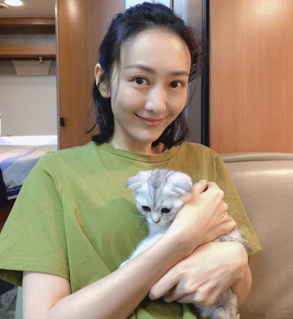 黑料不断2005年,这位导演又请她出演了《心戒》中的一名医生.