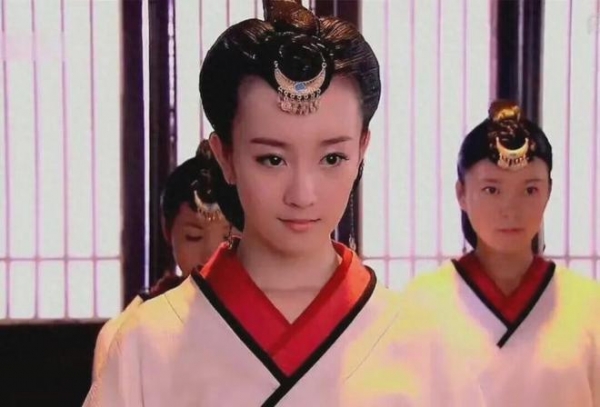 于正曝张檬已取出整容假体:整个人洋溢着自信光芒