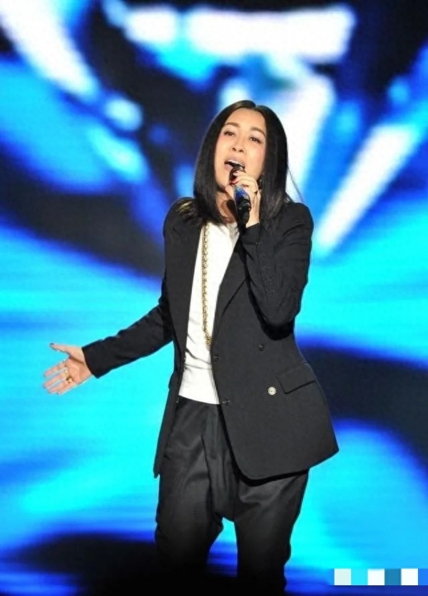 众所周知,那英出道很早,代表作也有不少,在内地乐坛有着较高的地位,可